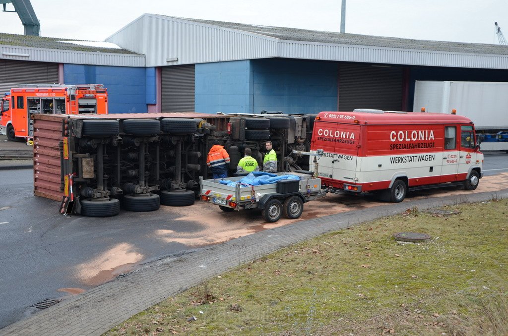 LKW umgestuerzt Niehler Hafen P083.JPG